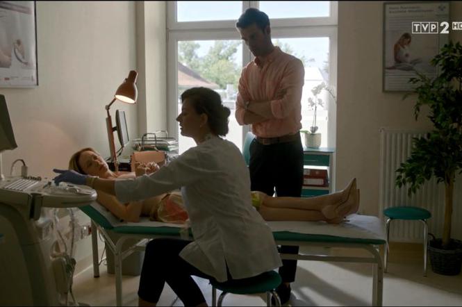 O mnie się nie martw 11 sezon, odc. 4. Paweł (Marcin Korcz), Sylwia (Aleksandra Adamska), lekarka (Katarzyna Skoniecka)