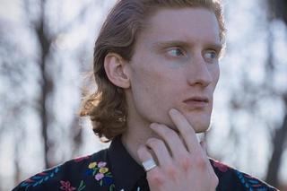 Nieślubny syn Daniela Olbrychskiego wygląda jak kopia gwiazdora z młodych lat. Czym się zajmuje?