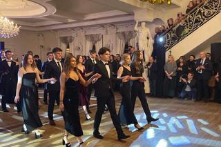 Studniówka w XXI Liceum im. Bolesława Prusa. Zobacz, jak bawili się maturzyści