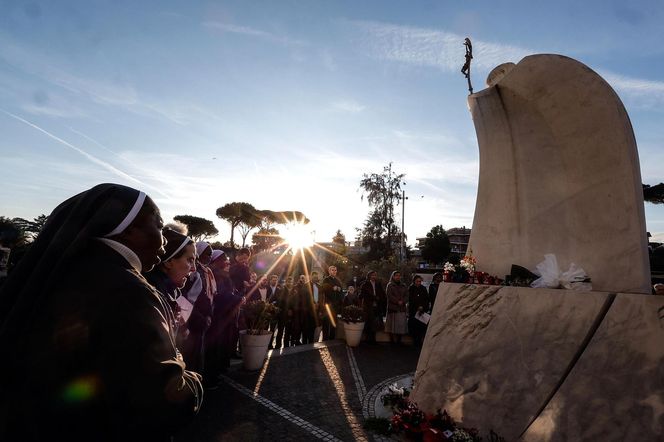 Wierni modlą się za papieża Franciszka. Tłum pod kliniką Gemelli w Watykanie