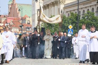 Boże Ciało. Katolicy wyszli na ulice w całej Warszawie. Centralna procesja przyciągnęła tłumy