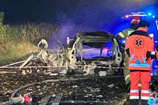 Volvo wbiło się w drzewo i stanęło w płomieniach. Kierowca spłonął żywcem! 