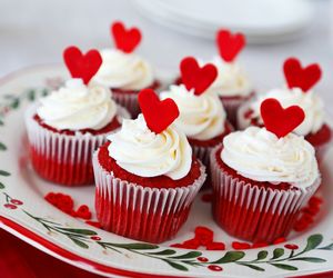 Muffiny red velvet - czerwone babeczki z kremem. Przepis na walentynki!