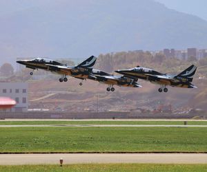  T-50 zespołu akrobacyjnego Black Eagles.  Sacheon Air Show 2024