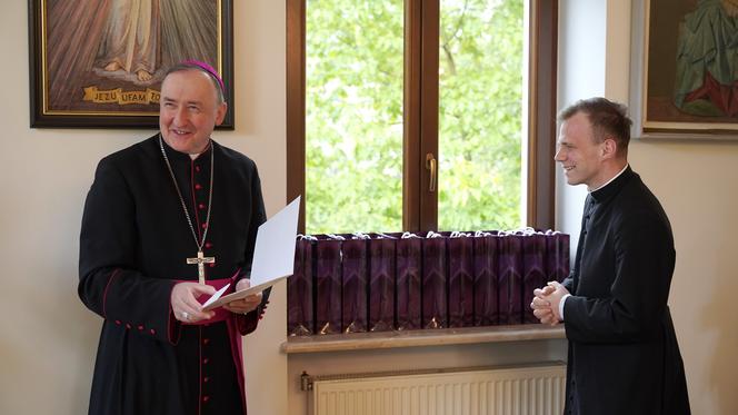 Biskup tarnowski przyjął uchodźców pod swój dach. To matki z dziećmi