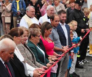 Rynek w Ćmielowie z dużymi filiżankami. Było huczne otwarcie