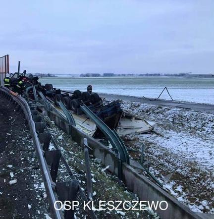 Poznań Wschód: Tragedia na A2. Ciężarówka wypadła z drogi. Kierowca nie miał szans