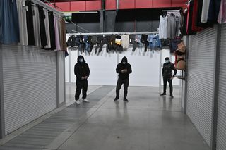 Komornicy na Modlińskiej. Nerwowe starcie przy hali na Białołęce. Ostry konflikt kupców z zarządcą hali