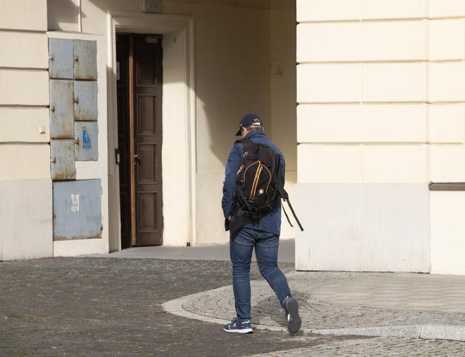 Wejście do ratusza mało reprezentacyjne. Bo główne jest właśnie remontowane. Urzędnicy wchodzą "od zaplecza"