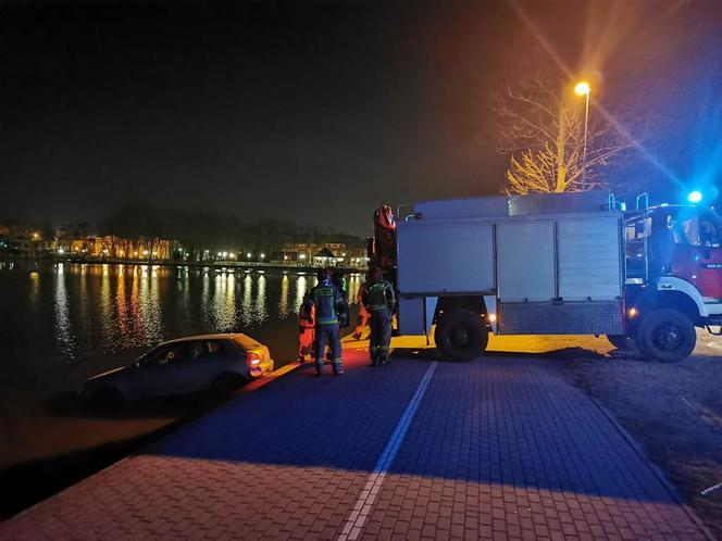 Ostróda: Samochód wpadł do jeziora. Wystarczyła chwila nieuwagi [ZDJĘCIA]
