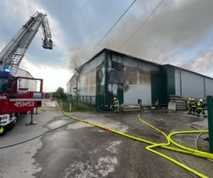 Pożar hali magazynowej koło Grójca 