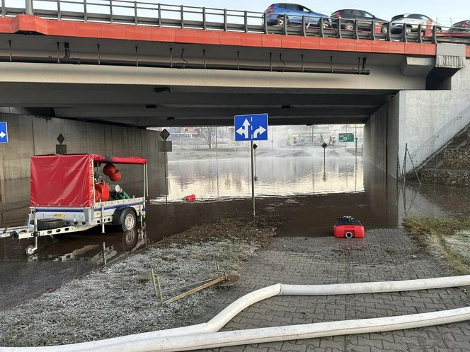 Gejzer wody zalał ulice. W Piekarach Śląskich tworzą się gigantyczne korki