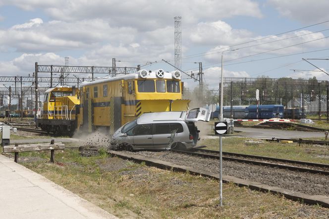Kontrolowane zderzenie pociągu z osobówką