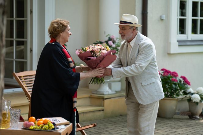 Barwy szczęścia odc. 3084. Józefina Rawiczowa (Elżbieta Jarosik), Andrzej Ostoja-Modrzejewski (Leon Charewicz) 