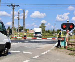 Kierowcy łamią przepisy, więc PKP chciało zamknąć rogatki w Ołtarzewie. Nie wyszło! 