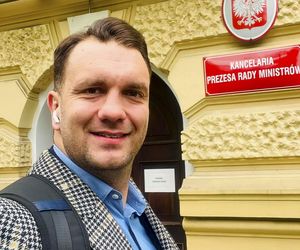 Łukasz Mejza - polski polityk, samorządowiec i przedsiębiorca, od 2021 poseł na Sejm IX kadencji, w 2021 sekretarz stanu w resortach odpowiedzialnych za sport i turystykę.