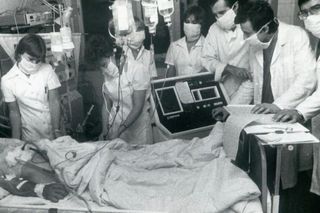 40 lat od przeszczepu serca w Zabrzu. Profesor Religa niósł je w misce. Byleby się tylko nie poślizgnął