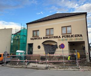 Remont oddziału dla dzieci biblioteki. Na razie zburzyli schody. Kiedy ponowne otwarcie?