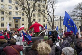 1pub_Handlował kobietami? Teraz śpiewa dla Tuska!