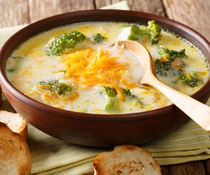 Zupa brokułowa z serkiem topionym -  prosty przepis na pyszną zupę