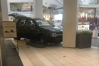 Drive-thru w centrum handlowym. Kierowca demolował sklepy Chevroletem - WIDEO