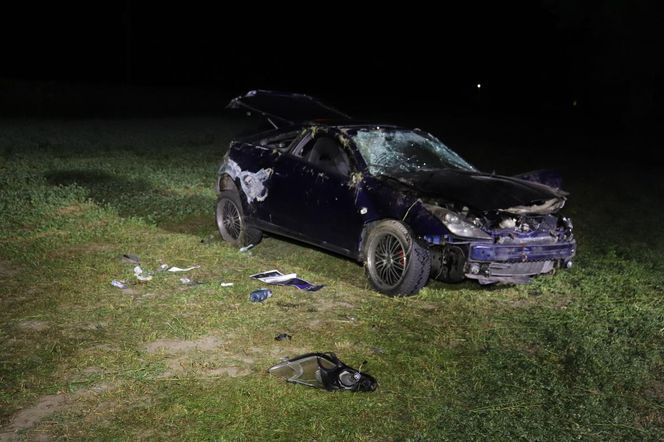 Próbował zapalić papierosa za kierownicą. Auto wylądowało w rowie