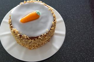 Torcik marchewkowy z powidłami: przepis na proste ciasto marchewkowe