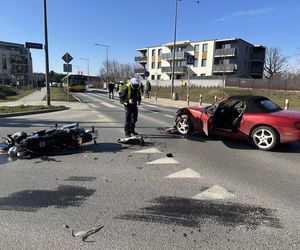 Motocyklista trafił do szpitala. Kierowca mazdy wymusił pierwszeństwo. Koszmarny wypadek w Warszawie