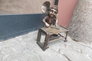 Myszka Molly jako zapracowany szklarz. Kolejna figurka z brązu stanęła, a właściwie usiadła za warsztatowym stołem przy bydgoskiej ulicy
