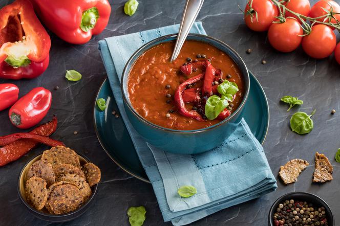 Niskokaloryczna zupa z pieczonej papryki i pomidorów: łatwy przepis