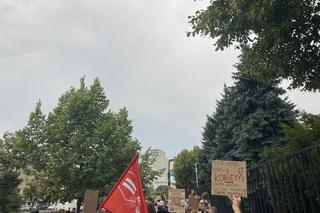 Manifestacja Nigdy nie będziesz szła sama w Warszawie. Strajk Kobiet pod Komendą Stołeczną Policji