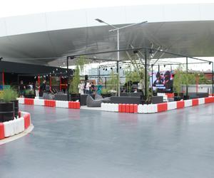 Nowy summer bar w centrum Wrocławia. Prawdziwa gratka dla fanów motoryzacji. Zobacz, jak tam jest [GALERIA]