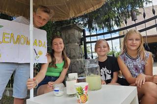 Dzieci sprzedają lemoniadę w wakacje [GALERIA]