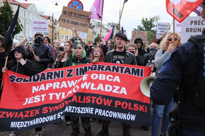 W Warszawie odbył się antyimigrancki marsz i kontrmanifestacja. Pojawiło się kilka tysięcy osób