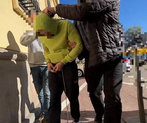 Bestialskie ataki na starsze kobiety w Warszawie. Policja zatrzymała podejrzanego. Zdradził go ślad na torebce