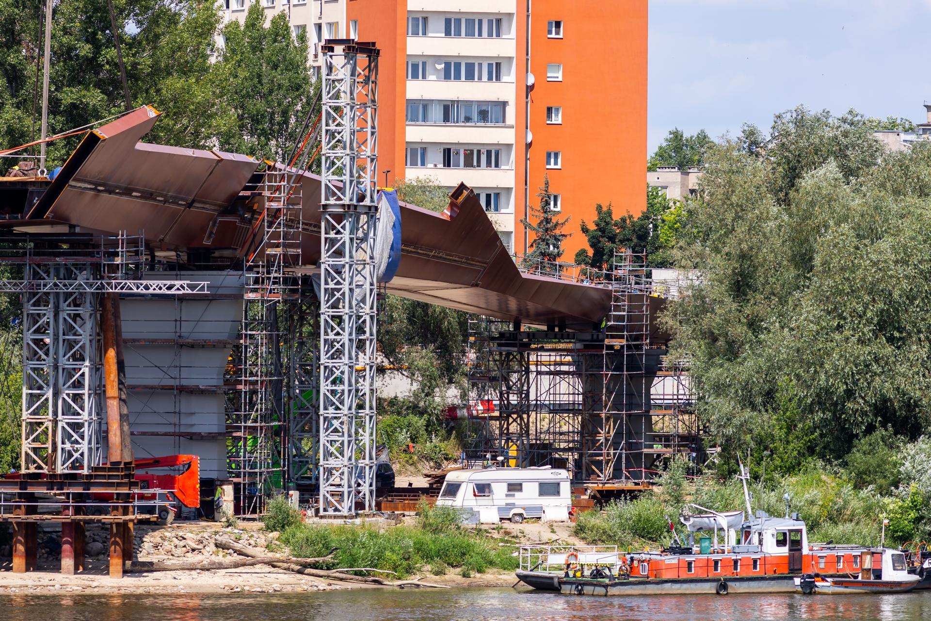 Kładka przez Wisłę w Warszawie: montaż ustroju nośnego