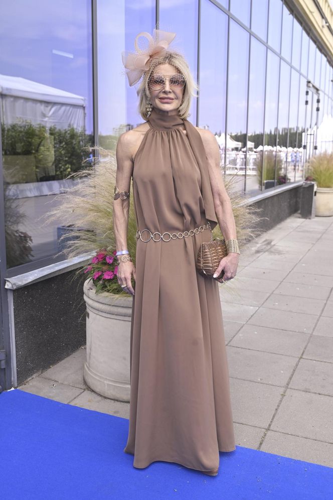 Weronika Rosati z rodzicami na Derbach w Warszawie. Na czerwonym dywanie pojawił się tłum gwiazd!