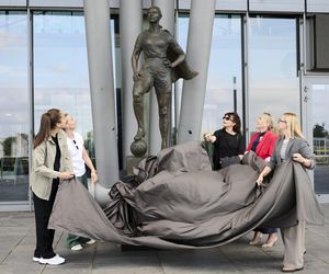 W Gdańsku odsłonięto pomnik piłkarki - superbohaterki. To symbol siły i odwagi