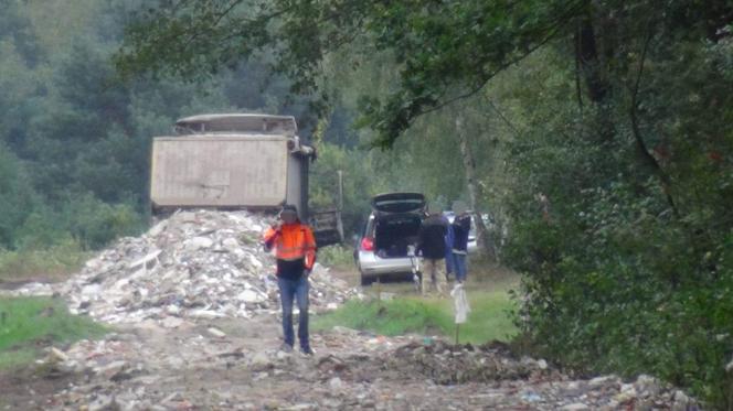 Tragedia w Mostówce. Zwęglone zwłoki mężczyzny przy wywrotce. Zerwała linię energetyczną