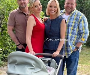 M jak miłość nowy sezon. Dorota (Iwona Rejzner), Bartek (Arkadiusz Smoleński), Jagoda (Katarzyna Kołeczek), Tadeusz (Bartłomiej Nowosielski) na planie