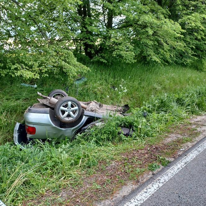   Tragiczny wypadek pod Węgorzewem. Samochód rozpadł się na pół. Kierowca zginął na miejscu