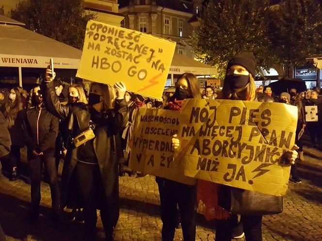  Skandowano, skakano i śpiewano... Kolejny "Strajk Kobiet" w Lesznie