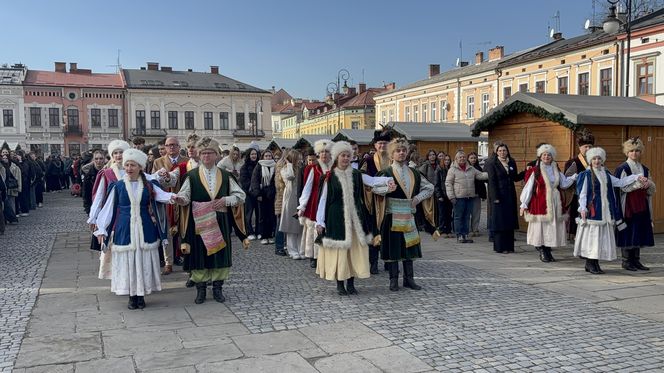 Maturzyści z Nowego Sącza zatańczyli poloneza na Rynku 