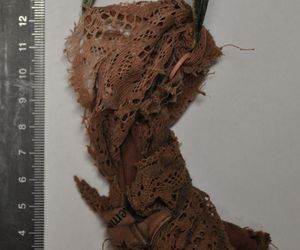 Ubrany szkielet kobiety na kamieniu tuż przy potoku. Natknęła się na niego turystka