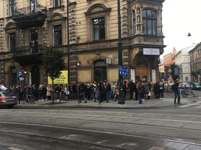 Kraków. Gigantyczne kolejki w punktach sprzedaży biletów MPK [ZDJĘCIA]
