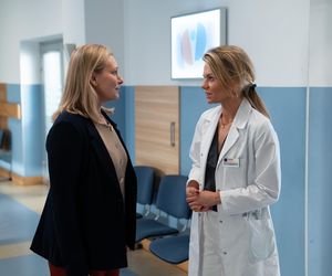 Na dobre i na złe odc. 969. Agata (Emilia Komarnicka), Basia (Katarzyna Anzorge) - dyrektorka domu dziecka