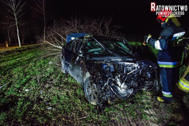 Wypadek k. Ełku. Auto zmiażdżone, dwie osoby w szpitalu!