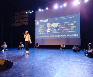 Propagowanie zdrowego stylu życia w tak wdzięcznej formie jak piosenka zyskało przez lata wielu zwolenników i co roku gromadzi chętnych do śpiewania. 