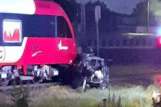 Warszawa: Wjechała pod pociąg na Olszynce Grochowskiej! Auto jest doszczętnie zniszczone [GALERIA]