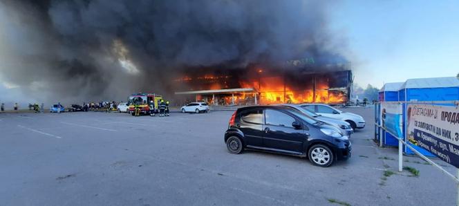 Atak rakietowy na centrum handlowe w Krzemieńczuku